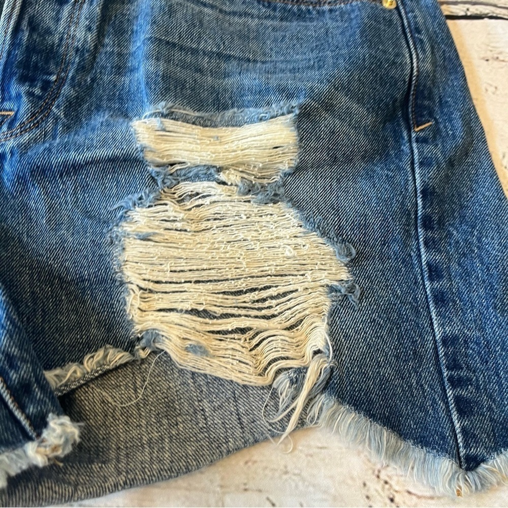 Good American Bombshell Distressed Denim Shorts Size 29/8 - Picture 7 of 12